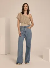 Top color arena de tejido de punto calado, con un solo hombro y volante frontal.