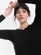 Remera de manga larga con cuello redondo, confeccionada en algodón elastizado de tacto suave y ajuste al cuerpo.
