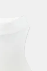 Top blanco de tejido de punto, corte ajustado, con cuello alto tipo tortuga y espalda descubierta (halter).