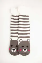 Medias largas a rayas horizontales grises y blancas, con interior peludito y antideslizante en la suela. Diseño de oso en la puntera con orejas y detalles bordados.