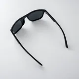 Lentes de sol polarizados de diseño clásico, con armazón de acetato transparente en tono gris y cristales oscuros.