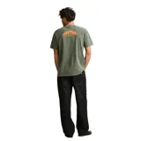 Remera de algodón verde militar con efecto vintage, de manga corta y cuello redondo. Presenta un pequeño estampado frontal en el centro con la inscripción 'Rhythm' y un diseño gráfico.