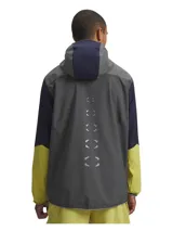 Campera impermeable para running con capucha y cierre frontal. Presenta un diseño color block en tonos gris, amarillo neón y azul marino, con bolsillos laterales con cierre y detalles reflectantes.
