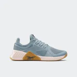 Championes de entrenamiento Reebok Nano X4 color celeste con suela tostada y detalles en tono rosado claro. Presentan capellada de malla transpirable, cordones tono sobre tono y refuerzo lateral característico de la línea Nano con el logo de la marca.