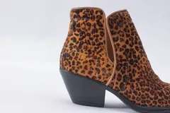 Botinetas texanas de caña corta con estampado animal print, taco bajo y cierre lateral.
