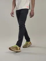 Pantalón de calce comfort confeccionado en tejido sateen con algodón y spandex. Terminación peach touch y teñido garment dye que aporta suavidad y un acabado único.