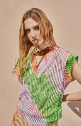 Remera de textura calada con escote en V y estampado tie-dye en tonos verde, naranja, blanco y lila.