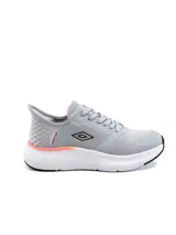 Championes deportivos Umbro modelo Flux para mujer, de color gris con detalles en coral y blanco, con capellada de malla transpirable y suela amortiguada.