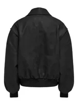 Campera de efecto cuero con cierre frontal, cuello camisero, mangas largas abullonadas con puños acanalados y diseño de paneles verticales.