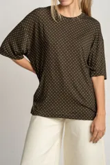 Remerón oversize color verde militar con estampado de lunares blancos, de mangas cortas y cuello redondo.