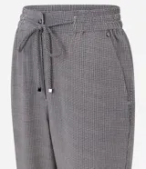 Pantalón femenino de crepé con estampado geométrico en tonos grises y marrones, bajo afunilado, cintura elástica con lazo y bolsillos laterales.