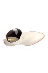 Bota corta de cuero color beige, con taco cuadrado de madera y plataforma baja. Presenta costuras decorativas laterales y tirador en la parte superior trasera.