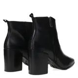 Botas de caña media Bottero, confeccionadas en cuero negro, con punta fina y taco cuadrado de altura media. Presentan cierre lateral metálico y diseño minimalista.