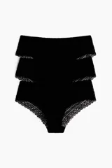 Pack de tres bombachas hipster negras de algodón con cintura estándar, refuerzo interior y cobertura media en la parte de atrás. Presentan detalles de encaje en la cintura y en las piernas.