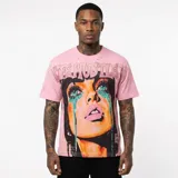 Camiseta rosa de corte oversize con estampado gráfico frontal de un rostro femenino llorando y texto superior con efecto brillante. Presenta detalles de desgaste en el cuello y mangas.