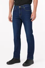 Pantalón de jean azul oscuro, de corte skinny y tiro bajo, con costuras en contraste y bolsillos clásicos.