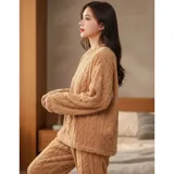 Conjunto de pijama de dos piezas confeccionado en plush suave con textura de ochos. Incluye una remera de manga larga con cuello redondo y un pantalón de corte recto con cintura elástica.