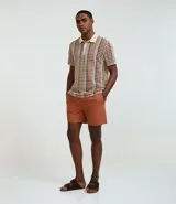 Bermuda de playa para hombre, confeccionada en algodón con textura, cuenta con cintura elástica y bolsillos laterales.