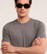 Remera masculina azul marino, de manga corta y cuello redondo, confeccionada en modal con un corte holgado para mayor comodidad.