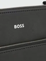 Bolso tipo sobre Boss de diseño plano y minimalista, color negro, con cierre superior y bolsillo frontal con cierre metálico. Incluye correa ajustable con logo grabado.