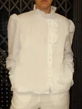 Blusa de lino color blanco con cuello mao, volados en la zona del hombro y botones forrados en contraste.