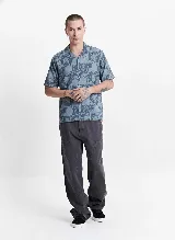 Camisa de manga corta estampada con cuello pijama.