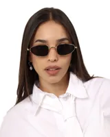 Lentes de sol con marco dorado y cristales negros, de forma rectangular alargada. Ofrecen protección UV400 y son polarizados.