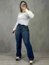 Pantalón de jean azul oscuro, corte wide leg, tiro alto y cinco bolsillos.