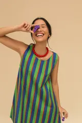 Vestido corto sin mangas con cuello redondo y estampado a rayas verticales en azul, verde y rojo.