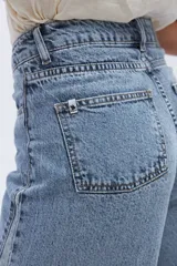 Jean wide leg de diseño bicolor y corte holgado de pierna ancha con tiro alto, confeccionado en denim de algodón con contraste de tonos.