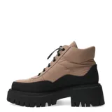 Botas de caña media color negro, acordonadas, con suela track y plataforma.