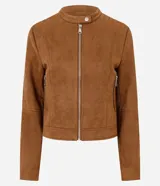Campera estilo motorcycle de gamuza sintética color tostado, con cuello mao, cierre frontal y bolsillos laterales con cremallera. Presenta recortes estructurados y costuras reforzadas.