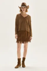 Sweater de tejido de punto color marrón, con escote en V y manga larga, confeccionado con lurex para un acabado brillante.