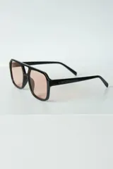 Lentes de sol estilo aviador con marco de policarbonato negro y cristales en tono rosado suave. Cuentan con protección UV400.