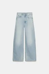 Jeans de tiro alto con diseño de pierna extra ancha y larga. Cuenta con cinco bolsillos, cierre frontal con cremallera y botón metálico.