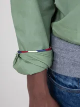 Camisa celeste de algodón con cuello abotonado, corte regular fit, manga larga con puños simples y logo bordado en el pecho.