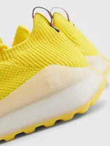 Zapatillas de running Tommy Hilfiger color amarillo, confeccionadas en tejido de punto elástico de poliéster reciclado, con cordones, suela dentada y plantilla de acupresión.