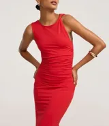 Vestido midi rojo, ajustado al cuerpo, sin mangas, con escote redondo y detalle de fruncidos en el torso.