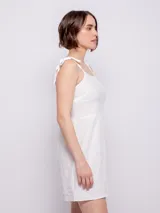 Vestido corto verde lima con textura arrugada, tirantes finos y corte recto.