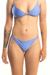 Bombacha de bikini tipo colaless color celeste, con diseño de atar en los laterales y costuras reforzadas para un mejor ajuste.