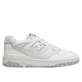 Championes urbanos New Balance modelo 550, color blanco con detalles en gris claro. Presentan un diseño de silueta baja inspirado en el básquet de los años 80, con empeine de cuero sintético y suela de caucho.