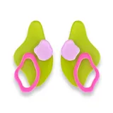 Par de aros colgantes con formas geométricas irregulares en verde, rosa y lila.