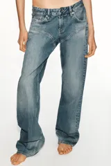 Jeans de tiro bajo y corte straight, color azul con efecto deslavado y costuras decorativas en la parte delantera.