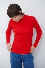 Polera de tejido morley con cuello alto, manga larga y ajuste al cuerpo.