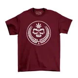 Remera de algodón color bordó con estampa frontal en color blanco que presenta una calavera rodeada por una corona de laureles y una hoja de cannabis en la parte superior.