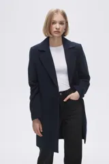 Tapado de corte sastrero en color azul marino, con solapas clásicas, cierre frontal de un botón y bolsillos laterales ocultos.