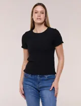 Blusa de calce al cuerpo con textura elastizada fruncida y diseño de rombos, cuello redondo de terminación ondulada, mangas cortas y ruedo con acabado ondulado.