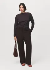 Pantalón de vestir de corte recto y tiro medio, con bolsillos laterales y cierre oculto de botón, gancho y cremallera.