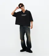Pantalón de jean Blue Steel con corte super baggy, de tiro alto y pierna ancha. Presenta un lavado azul oscuro con efecto dirty y estonado, además de detalles destroyed y rasgos localizados en las rodillas y muslos.