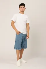 Bermuda de jean celeste con corte amplio, bolsillos laterales y traseros con costuras reforzadas.